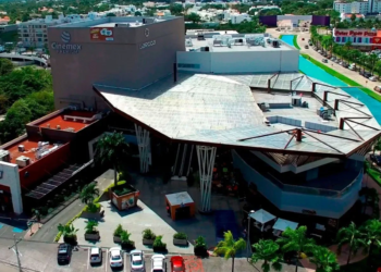 Roban miles de pesos a cuentahabiente en plaza La Roca 4 Roban miles de pesos a cuentahabiente en plaza La Roca