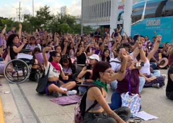 Con fuerte reclamo de justicia, mujeres toman las calles de Cancún este 8M