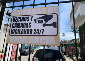 Ante desconfianza en autoridades, vecinos colocan lonas contra la delincuencia en Cancún