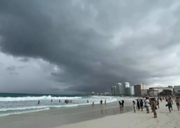 Clima en Cancún hoy 19 de marzo de 2026: calor, vientos fuertes y bandera roja en playas por oleaje peligroso