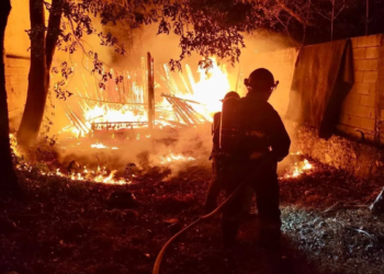 Sujetos armados le prenden fuego a un predio en la SM 240 de Cancún