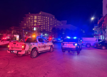 Voraz incendio sacude la Zona Hotelera: palapa de Xcaret desaparece entre llamas