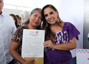 Mara Lezama entrega títulos y certificados agrarios a 67 mujeres en Bacalar