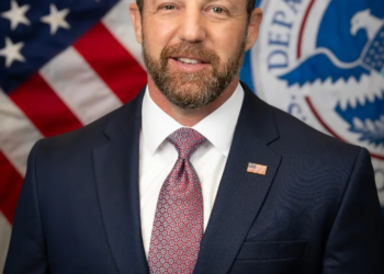 Markwayne Mullin asume como secretario de Seguridad Nacional de EE.UU. en medio de crisis por cierre parcial