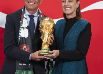 ¡Sueño mundialista! Sheinbaum devela el trofeo de la Copa del Mundo en la Mañanera 1 Trofeo