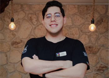 Joven mexicano de Grupo Xcaret gana premio internacional por innovar e incluir a mujeres sordas