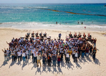 Estefanía Mercado entrega herramientas y uniformes