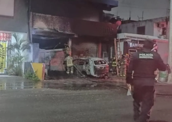 Incendio de vehículo en Cancún moviliza a bomberos en la avenida Kabah