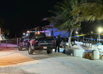Localizan el cuerpo de un hombre flotando en Puerto Juárez