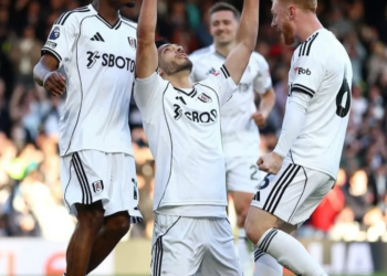 Entre lágrimas y gloria: Raúl Jiménez anota con Fulham y dedica emotivo gol a su padre fallecido