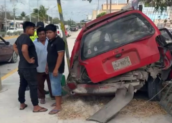 Conductor escapa tras estrellarse contra camioneta de vendedor de tamales