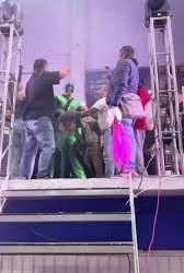 Video viral: Aficionado cae desde balcón durante entrada de Mr. Iguana en Xalapa