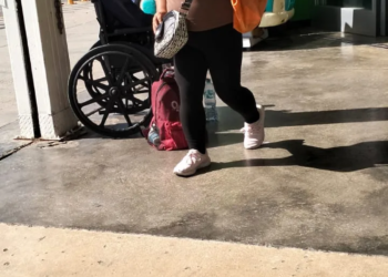 Indignación en Cancún: abandonan a adulto mayor en silla de ruedas afuera de tienda