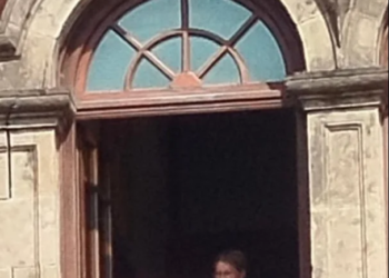 Renuncia Florencia Franco, la funcionaria de Hacienda que fue captada tomando el sol en Palacio Nacional