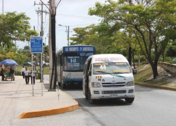 Paraderos de transporte público en Cancún en abandono, contrasta con los de la zona hotelera