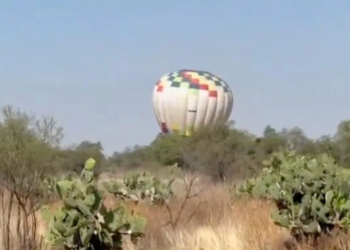 Globo aerostático aterriza de emergencia en Teotihuacán junto a la Pirámide del Sol por falta de combustible