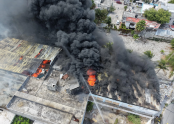 Voraz incendio consume una bodega de bazar hotelero