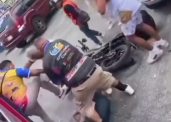 Riña en pleno centro de Cancún: hombre agrede a mujer en autobús