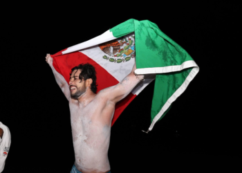 Histórico en Cancún: David Olvera cruza 80 km en el Caribe y hace historia en aguas abiertas