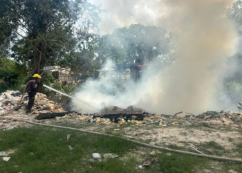 Incrementan incendios en Cancún; Bomberos vigilan zona del Tren Maya y llaman a evitar quemas