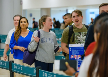 Adiós filas en Cancún: anuncian 40 e-gates y más filtros migratorios