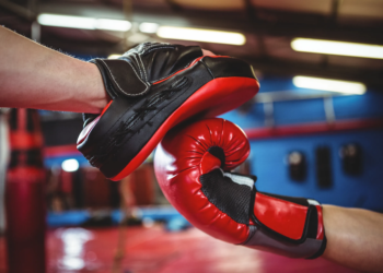 Polémica en UFC: patada casi provoca descalificación 4 Polémica