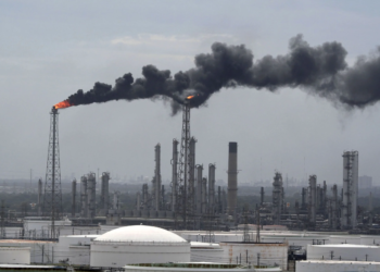 ¡Rodaron cabezas en Pemex! Destituyen a 3 altos mandos tras derrame