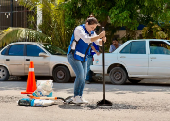 Mayuli Martínez tapa baches en Cancún y lanza dardo a Morena: “Ellos se promocionan, yo trabajo”