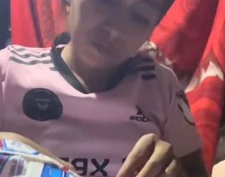 Con creatividad y amor: madre viste a su hijo con empaques reciclados