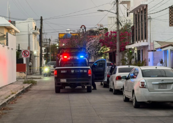 Asaltan a conductor en la Supermanzana 24; disparo impacta su vehículo