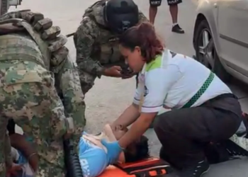 Lo avientan de un autobús en movimiento tras riña