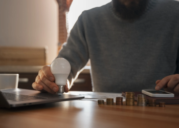 Calor extremo golpea bolsillos en Cancún; familias resienten gasto por aire acondicionado