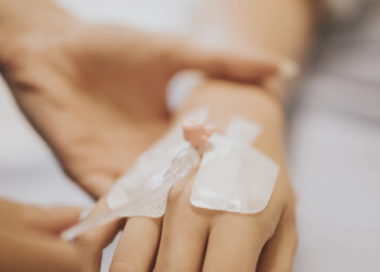 Muertes por suero vitaminado desatan alerta sanitaria en México 3 Muertes por suero vitaminado desatan alerta sanitaria en México