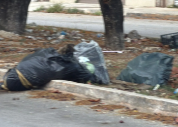 Captan a sujetos llevando restos humanos en triciclo en Cancún