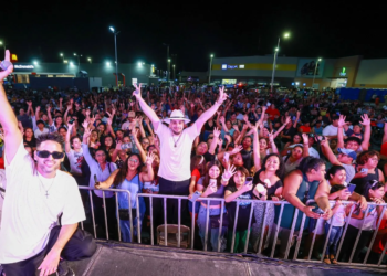 ¡Bailaron hasta el amanecer! Estefanía Mercado celebra a madres de Playa del Carmen con concierto del grupo cubano "One Life" 2 ¡Bailaron hasta el amanecer! Estefanía Mercado celebra a madres de Playa del Carmen con concierto del grupo cubano “One Life”