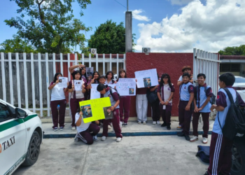 Indignación en secundaria de Cancún; alumnos acusan al director de retirar altar para despedir a Ever