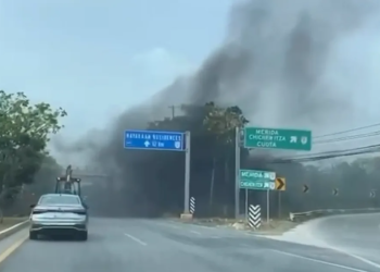 Arde en llamas vehículo en el bulevar Colosio; dejó solo daños materiales