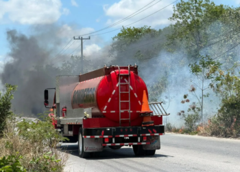 Camioneta de Servicios Públicos se incendia en el Arco Vial de #Cancún
