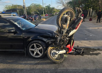 Motociclista termina grave tras brutal choque en Rancho Viejo