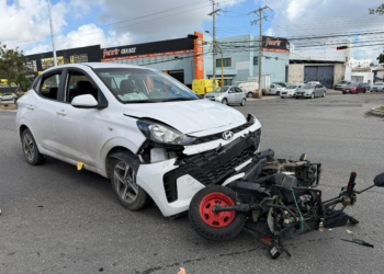 Motociclista termina hospitalizado tras fuerte choque en la avenida Chichén Itzá
