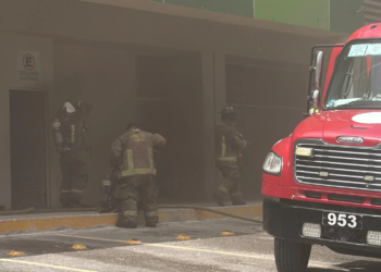 Incendio en Optima de plaza Mis Héroes moviliza a cuerpos de emergencias
