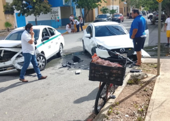 Choque entre taxi y Mazda deja cuatro lesionados en Paseos del Mar