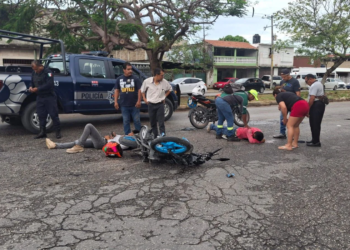 Se pasa el alto y provoca brutal choque; dos motociclistas terminan hospitalizados 2 Se pasa el alto y provoca brutal choque; dos motociclistas terminan hospitalizados