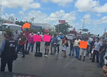 Ciudadanos protestan en Cancún contra Grúas Cardona por tarifas de hasta 95 mil pesos