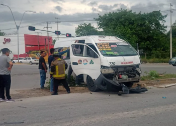 Chofer de TTE huye tras accidente en la Portillo; pasajeros quedaron atrapados