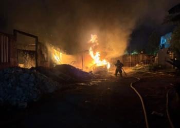 Voraz incendio deja a familia sin hogar en la colonia La Jungla en #Cancún