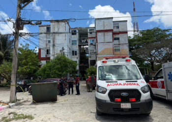 Colapsan escaleras de edificio en #Cancún; mujer cae y vecinos temen otro derrumbe