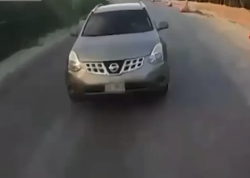 Momento de terror en carretera Costa Mujeres: camioneta invade carril y choca contra autobús Del Valle