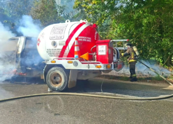 Se incendia pipa de gas en libramiento de la autopista Mérida