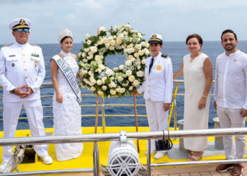 Cozumel rinde homenaje a la Marina Nacional con ceremonia cívica y ofrenda floral en el mar 2 Cozumel rinde homenaje a la Marina Nacional con ceremonia cívica y ofrenda floral en el mar